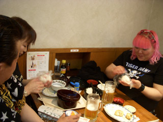 おにぎりを握る『Hot Fat's』のユキさん