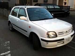 代車の日産マーチ