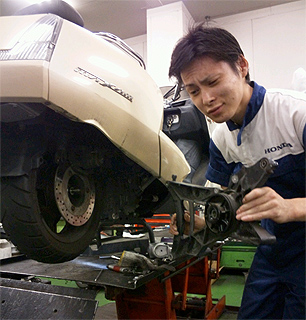 作業中のイッセイ氏